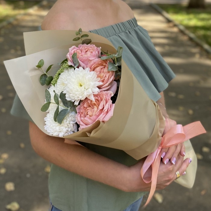 Букет с кустовой пионовидной розой и хризантемой Первоклашка