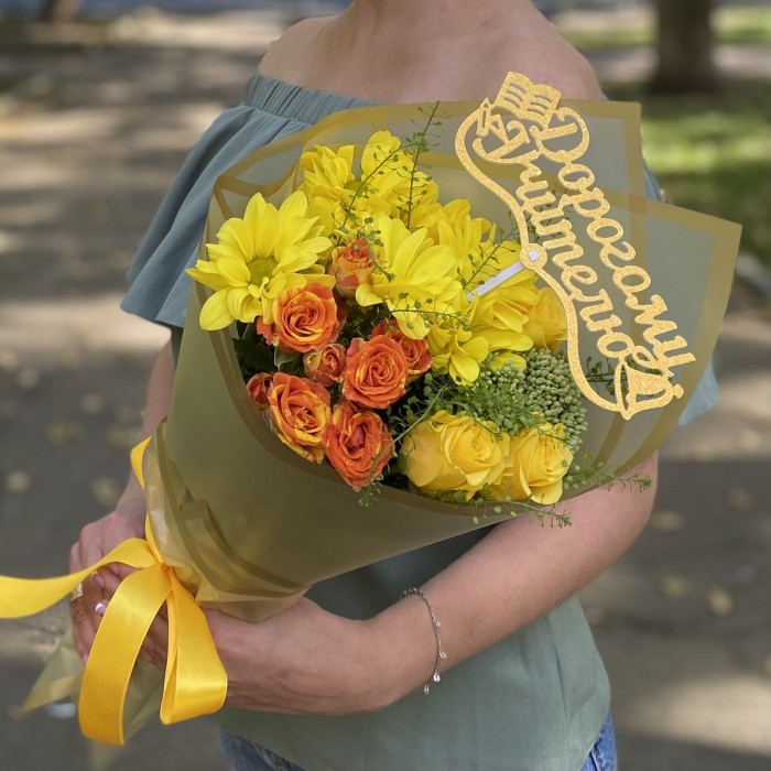 Букет с розами и желтой хризантемой День знаний