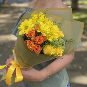 Букет с розами и желтой хризантемой День знаний