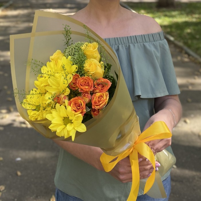 Букет с розами и желтой хризантемой День знаний