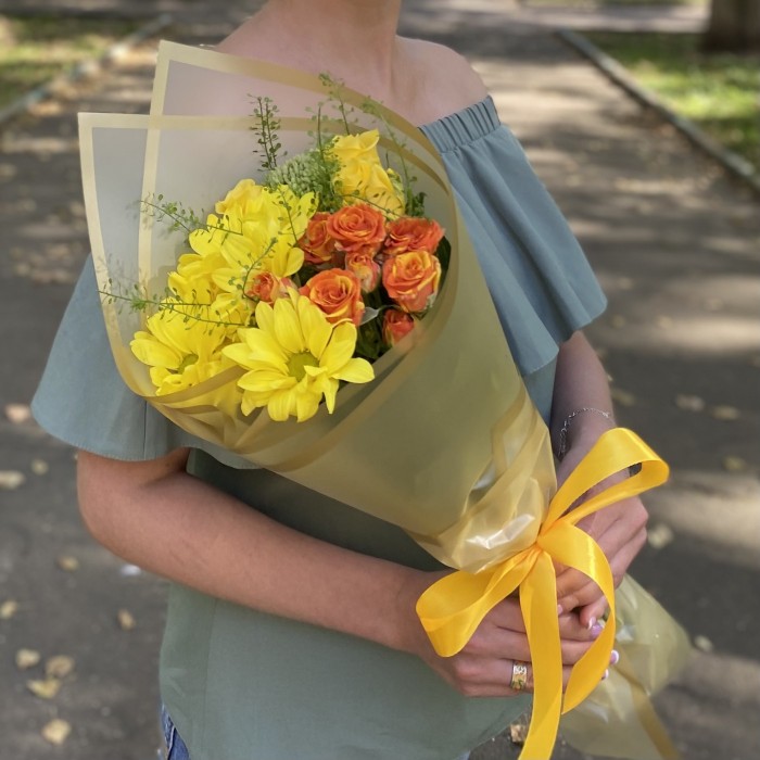 Букет с розами и желтой хризантемой День знаний