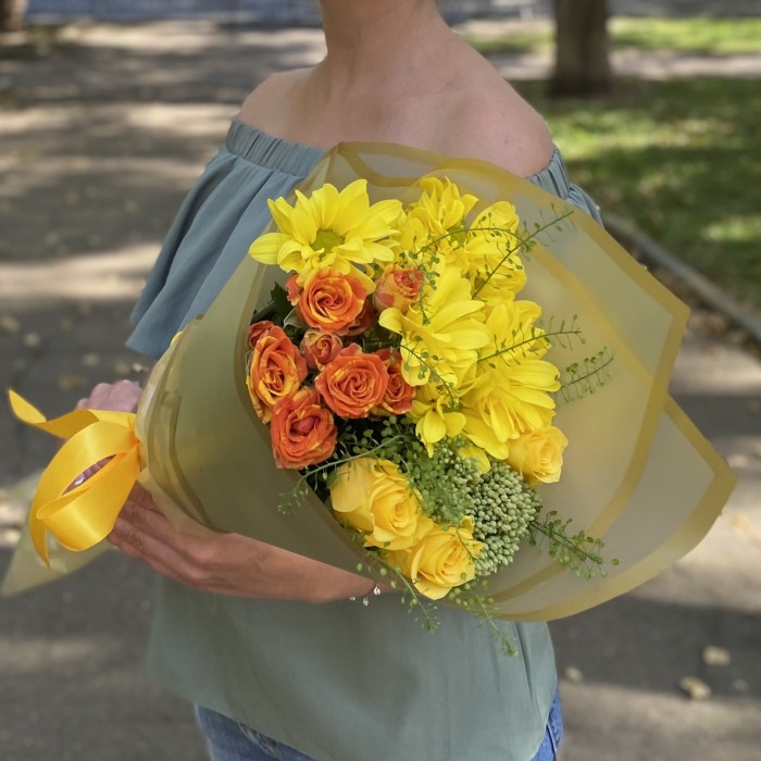 Букет с розами и желтой хризантемой День знаний