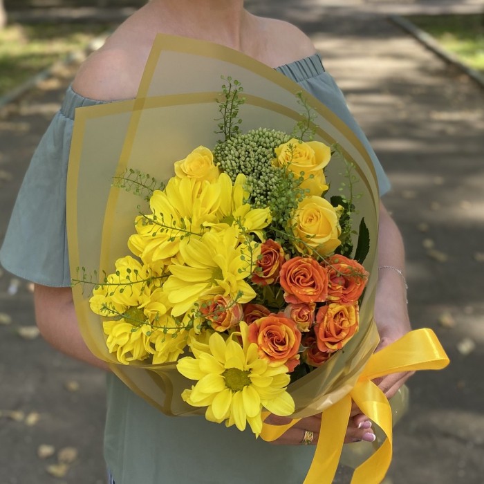 Букет с розами и желтой хризантемой День знаний