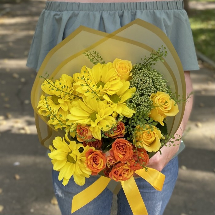 Букет с розами и желтой хризантемой День знаний