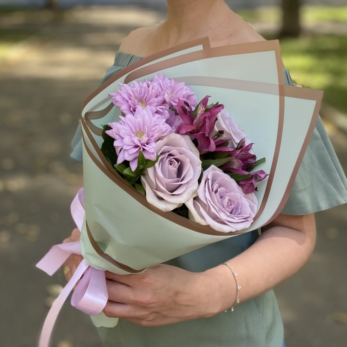 Букет с розами и розовой хризантемой Первый звонок