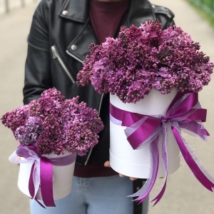 Композиция из сирени в шляпной коробке
