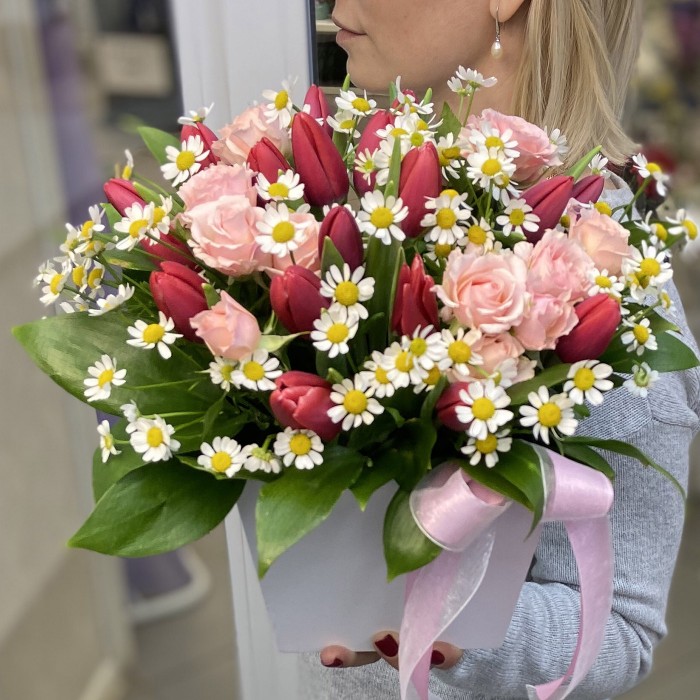 Мартовская коробка с цветами