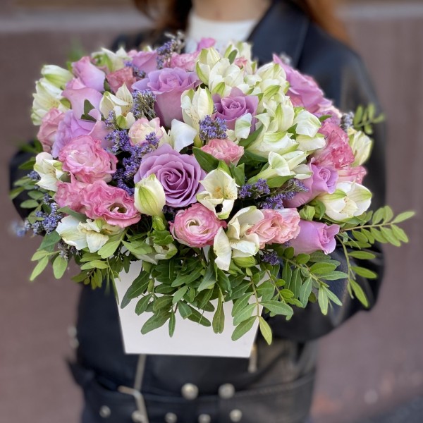 Сборная коробка Увлечение с розами и альстромерией