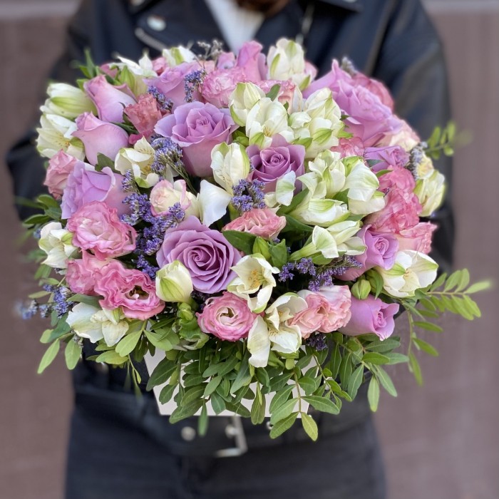 Сборная коробка Увлечение с розами и альстромерией