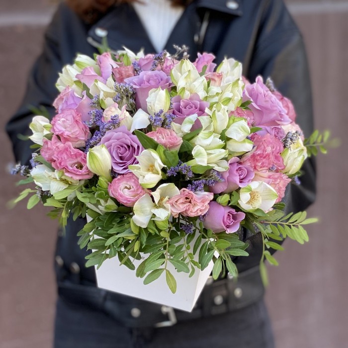 Сборная коробка Увлечение с розами и альстромерией