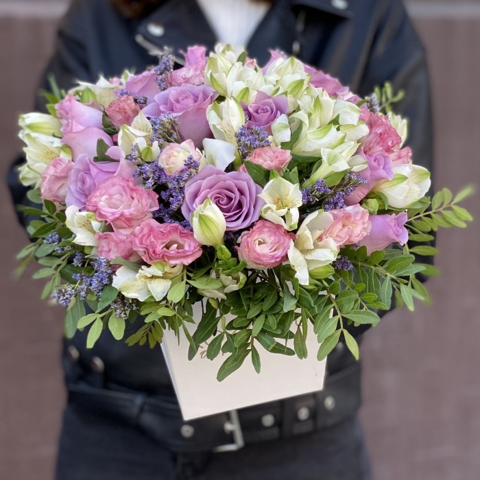 Сборная коробка Увлечение с розами и альстромерией