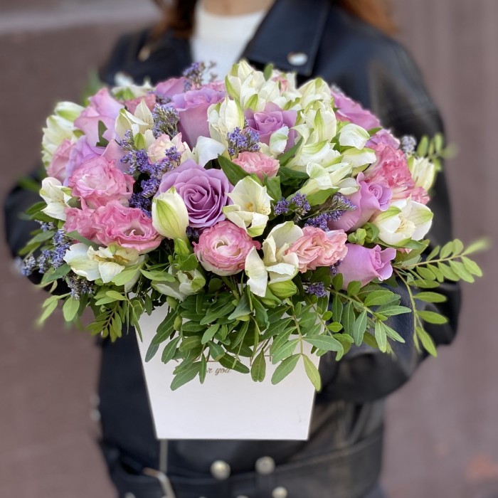 Сборная коробка Увлечение с розами и альстромерией