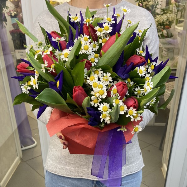 Коробка с тюльпанами и ирисами