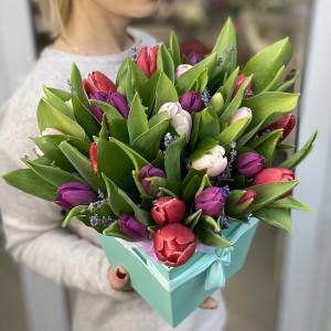 Тюльпаны с лавандой в коробке на 8 Марта