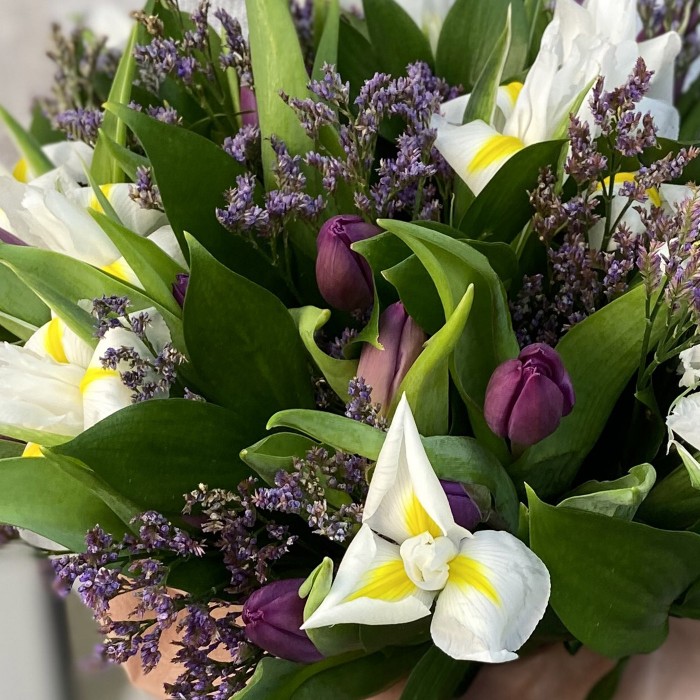 Тюльпаны и белые ирисы в шляпной коробке