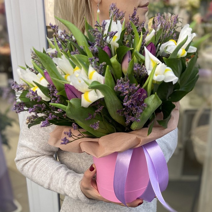 Тюльпаны и белые ирисы в шляпной коробке