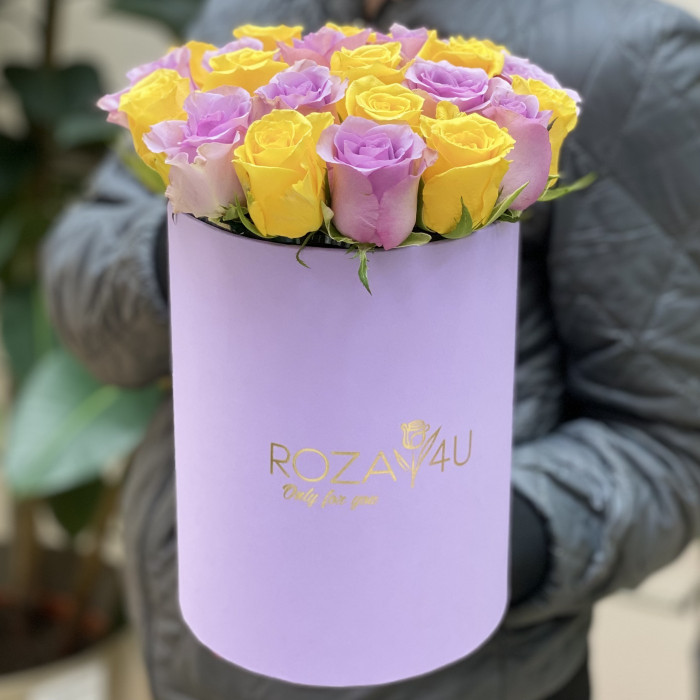25 желтых и фиолетовых роз в коробке