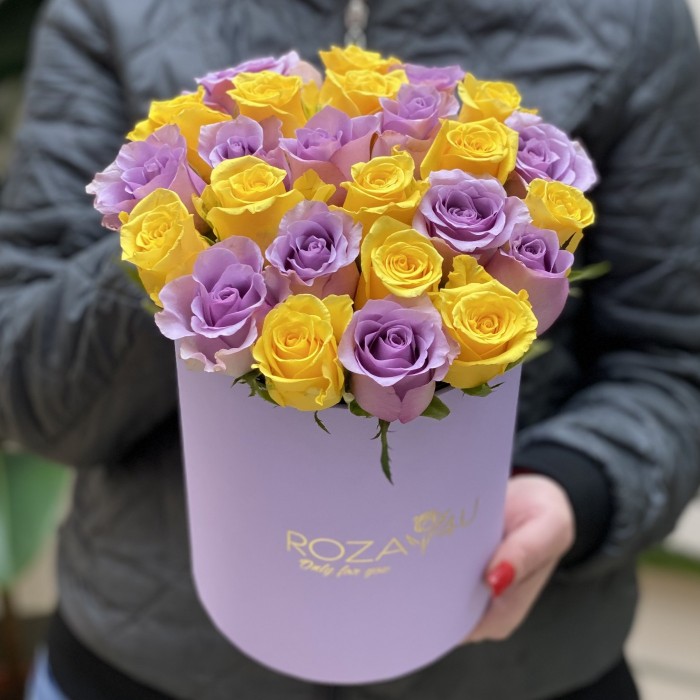 25 желтых и фиолетовых роз в коробке
