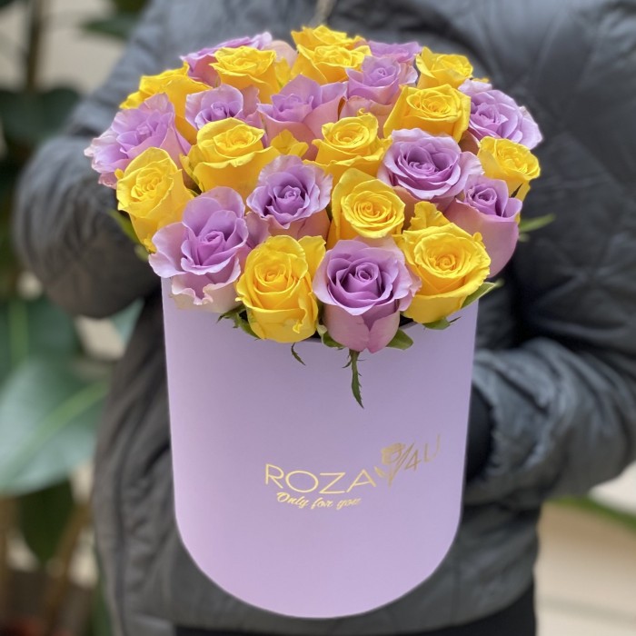 25 желтых и фиолетовых роз в коробке