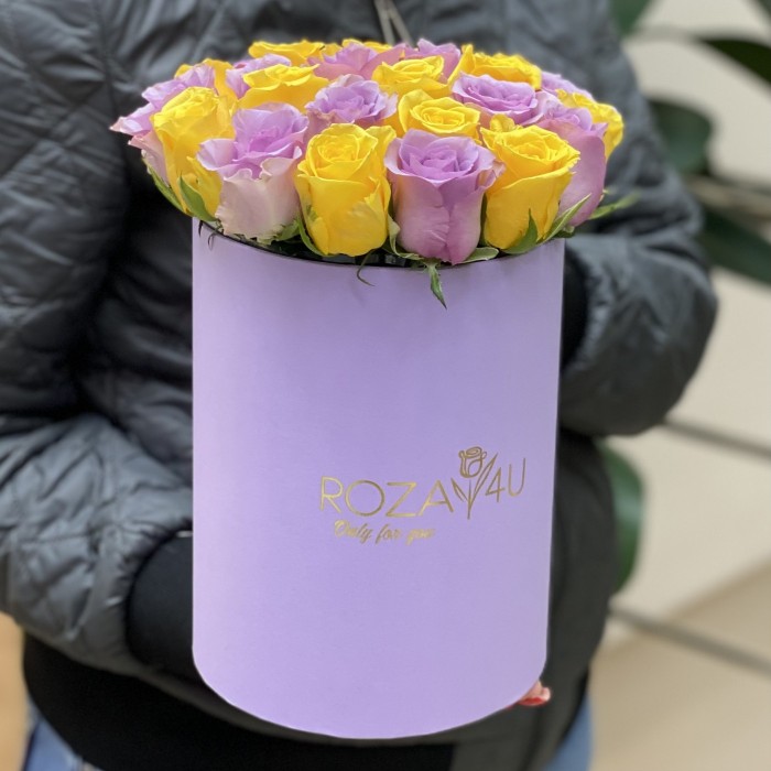 25 желтых и фиолетовых роз в коробке