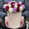 25 белых, сиреневых и красных роз в коробке