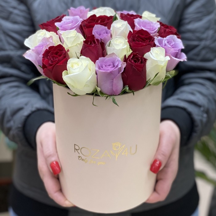 25 белых, сиреневых и красных роз в коробке