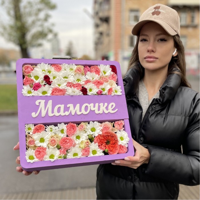 Коробка с розами и хризантемами Мамочке
