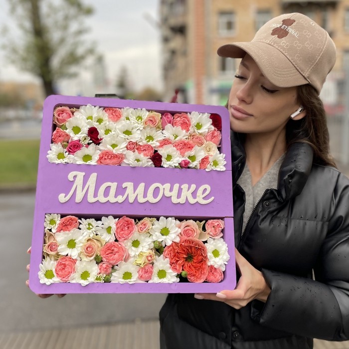 Коробка с розами и хризантемами Мамочке