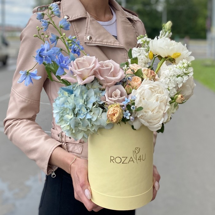 Композиция в коробке с пионами и дельфиниумом