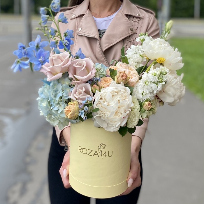 Композиция в коробке с пионами и дельфиниумом