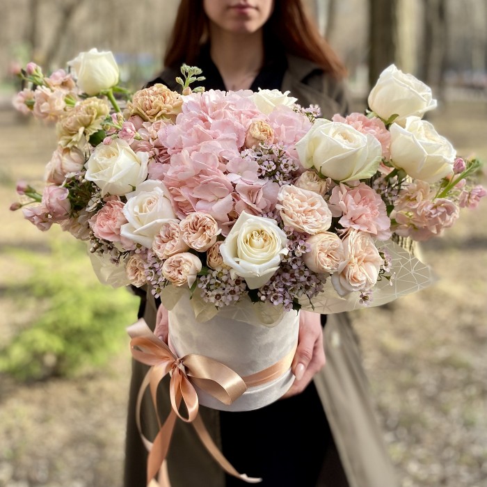 Композиция в коробке в пастельных тонах