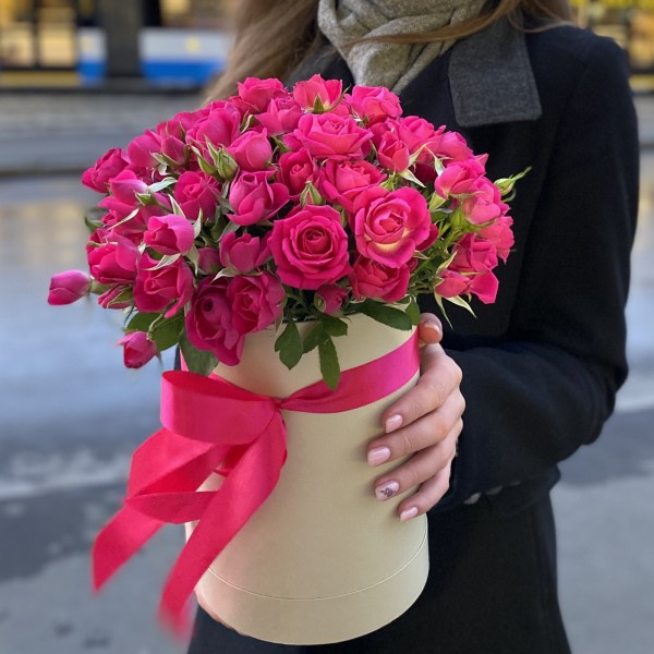 Малиновые кустовые розы в коробке