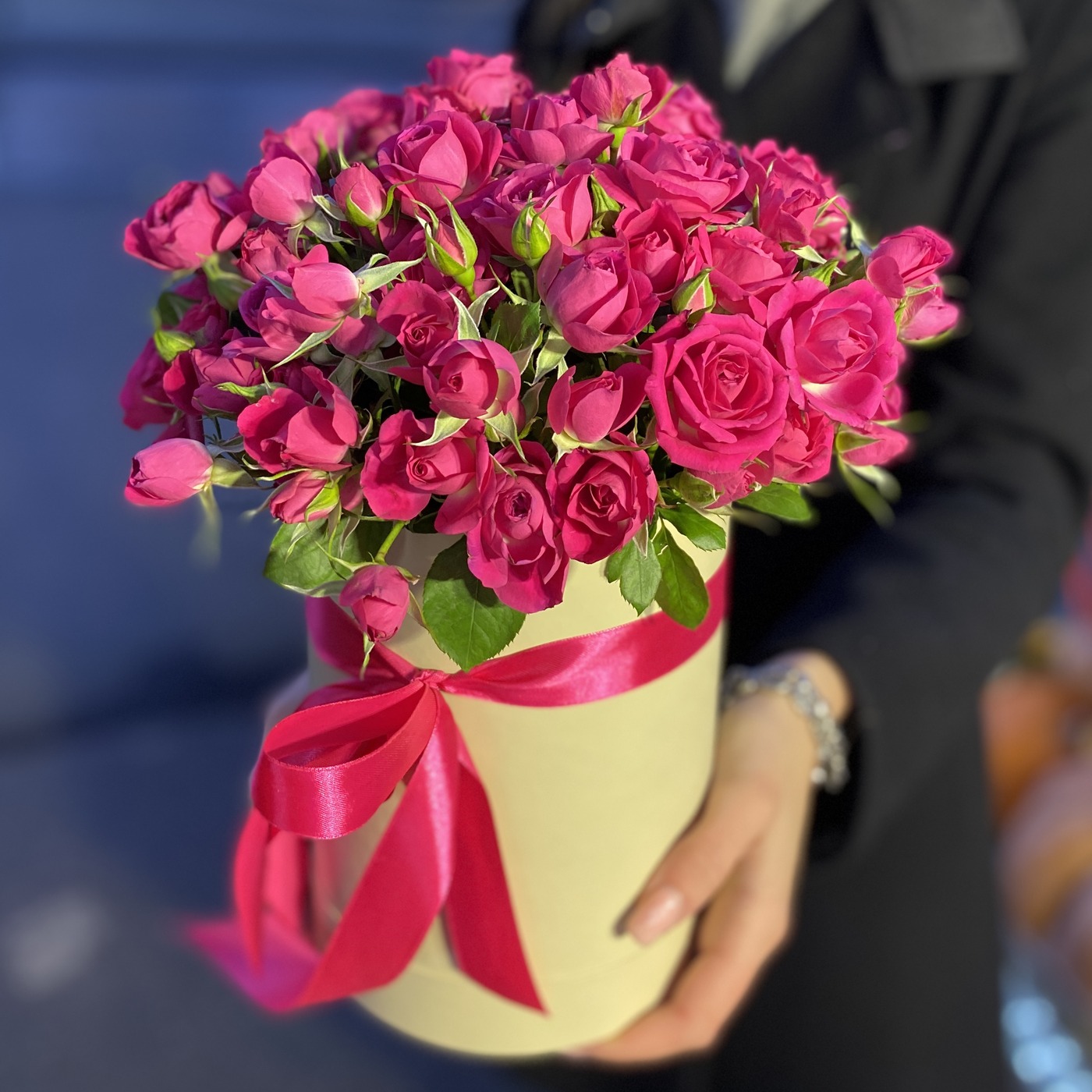 Эксклюзивный букет с алыми кустовыми розами заказать с доставкой на Женский День Восьмого Марта
