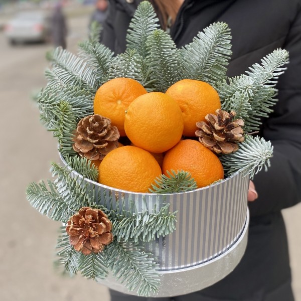 Мандарины в подарочной коробке