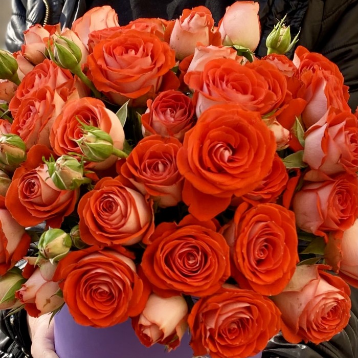 Оранжевые кустовые розы в коробке