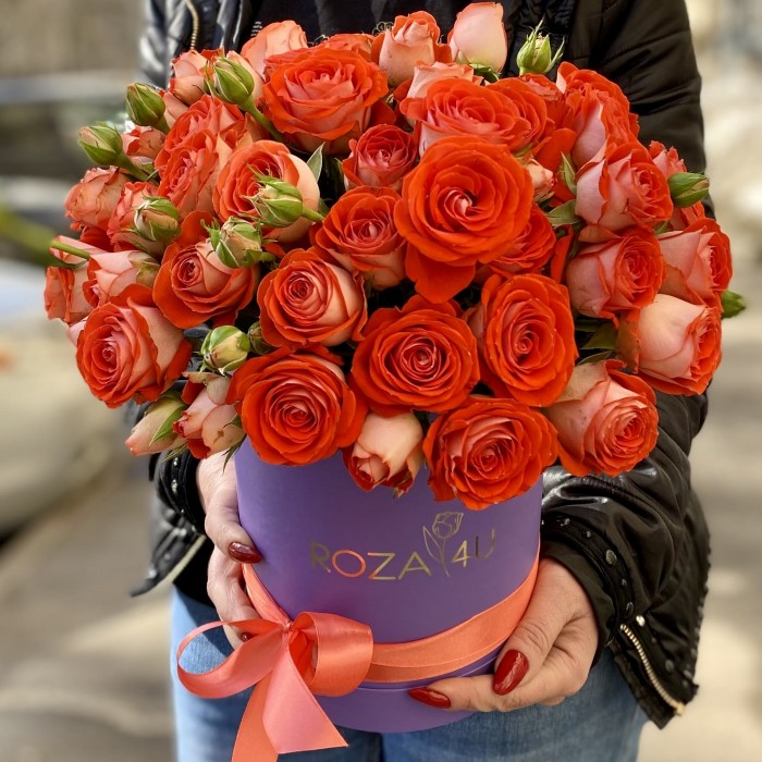 Оранжевые кустовые розы в коробке