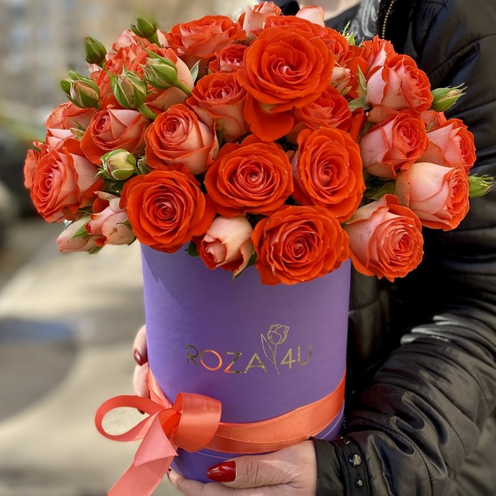 Оранжевые кустовые розы в коробке