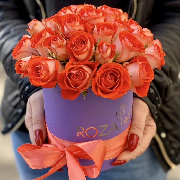 Оранжевые пионовидные розы в коробке