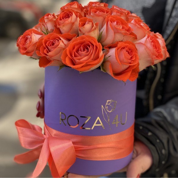 Оранжевые пионовидные розы в коробке