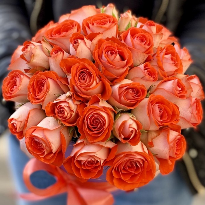 Оранжевые пионовидные розы в коробке