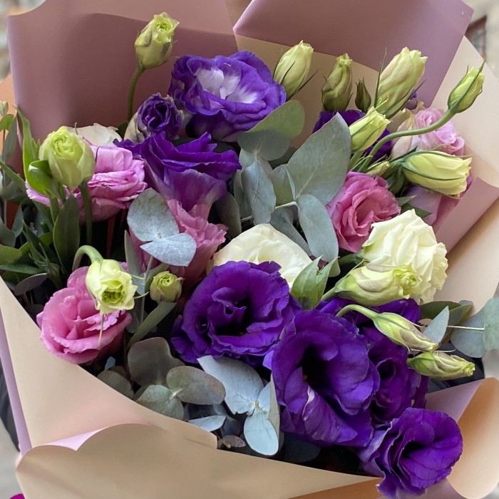 Яркие эустомы с эвкалиптом