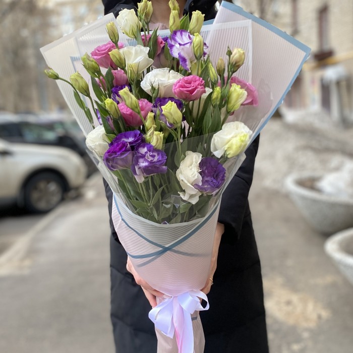 Яркий букет эустомы микс