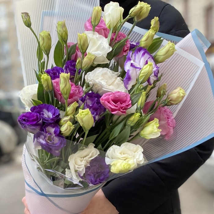 Яркий букет эустомы микс