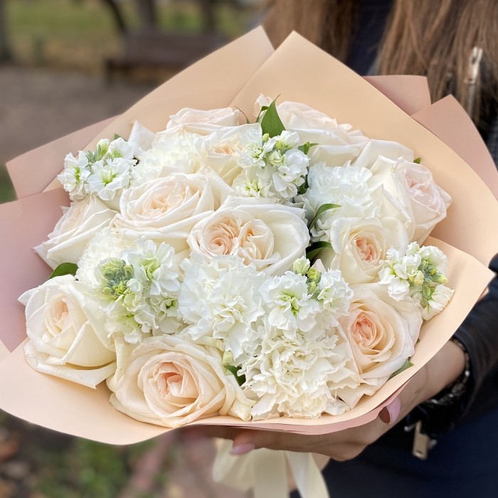 Букет ароматных белых роз и гвоздик