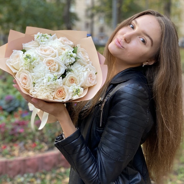 Букет ароматных белых роз и гвоздик