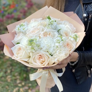 Букет ароматных белых роз и гвоздик