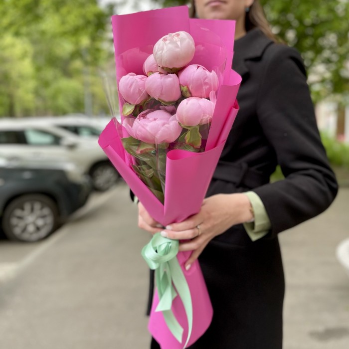 Букет из 7 пионов Ангел