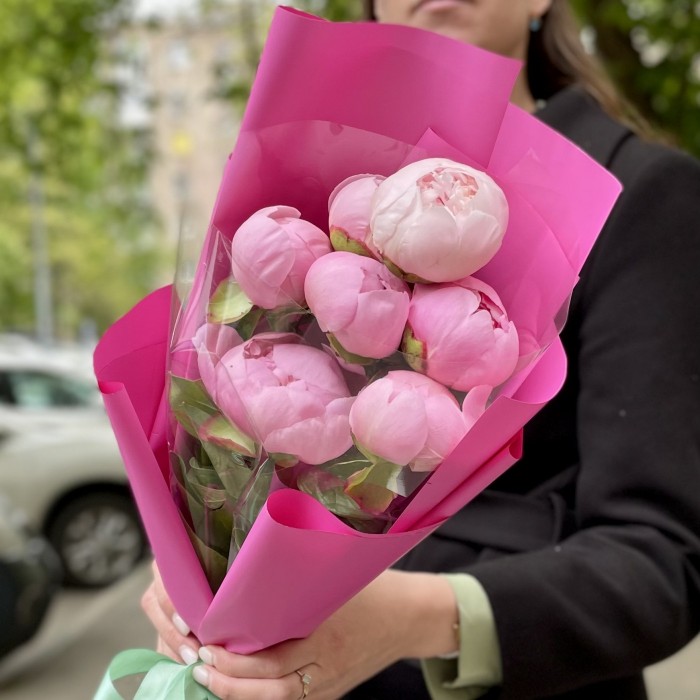 Букет из 7 пионов Ангел