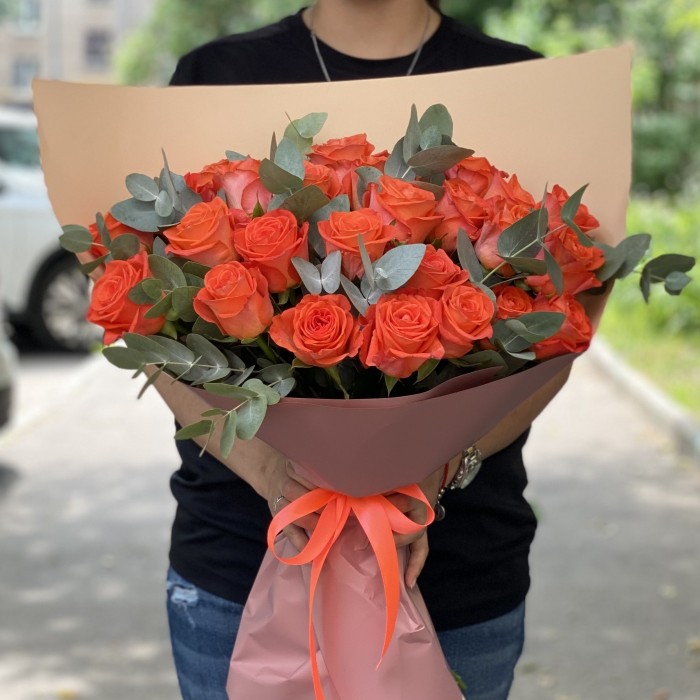 25 роз Вау с эвкалиптом