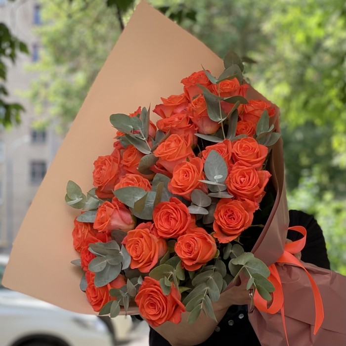 25 роз Вау с эвкалиптом